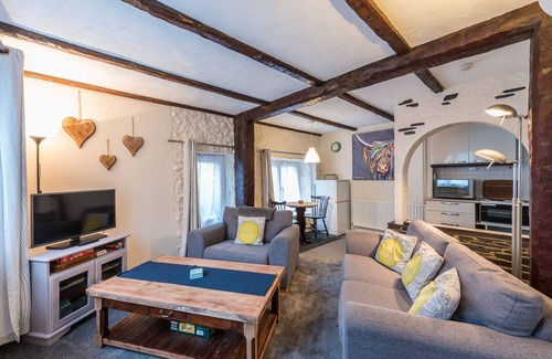 Porthmadog House | Inviting Tudor Lodge: Guest Rated 9.8 with Family Amenities