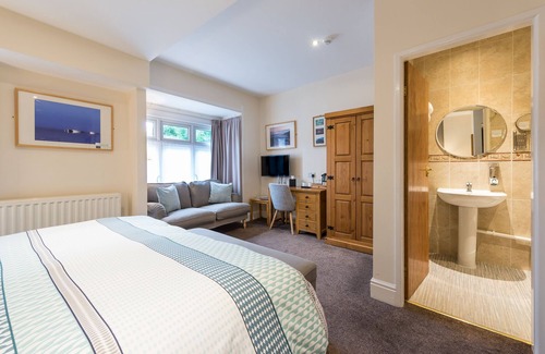 Porthmadog House | Inviting Tudor Lodge: Guest Rated 9.8 with Family Amenities