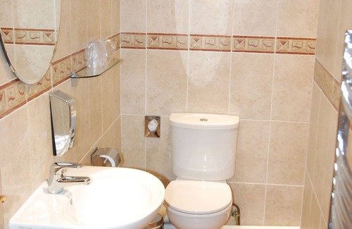 Porthmadog House | Inviting Tudor Lodge: Guest Rated 9.8 with Family Amenities
