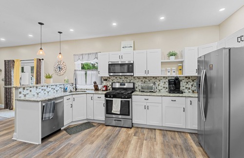 East Lansdowne House | Inviting 4BR Home near PHL & UPENN with Spa Amenities