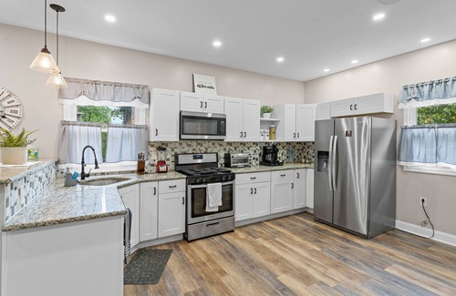 East Lansdowne House | Inviting 4BR Home near PHL & UPENN with Spa Amenities