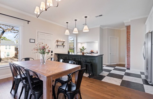 Austin Ave. House | Relax at Tudor on Austin Ave: Hot Tub & Near Silos