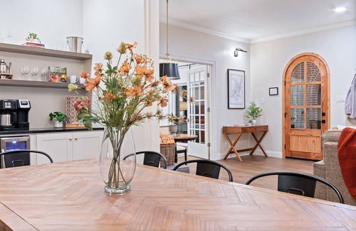 Austin Ave. House | Relax at Tudor on Austin Ave: Hot Tub & Near Silos