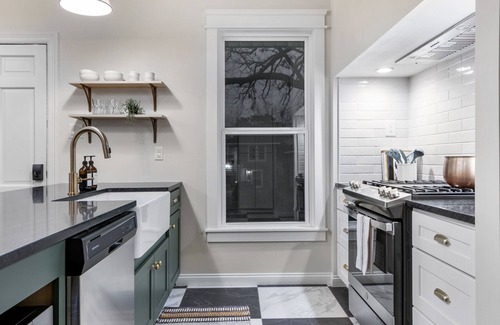 Austin Ave. House | Relax at Tudor on Austin Ave: Hot Tub & Near Silos