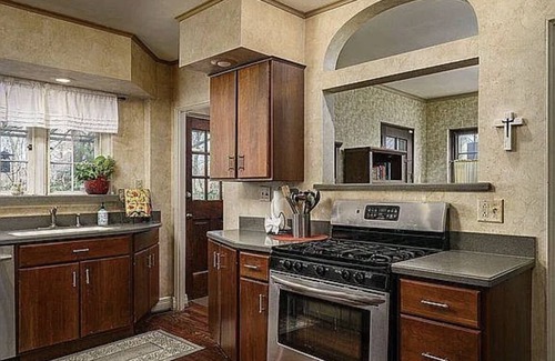 South Bend House | Pet-Friendly Tudor Revival B&B with Delicious Breakfast