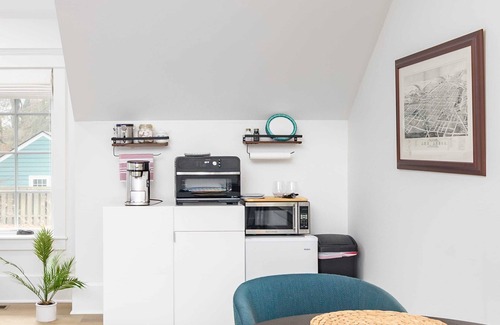 North Burns Park Apartment | Cozy Tudor Style Carriage House with Family-Friendly Amenities