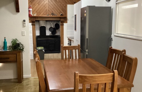 Tuateawa House | Tranquil Tui Heights: Beachfront Retreat with Breakfast