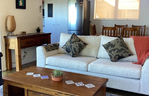 Tuateawa House | Tranquil Tui Heights: Beachfront Retreat with Breakfast