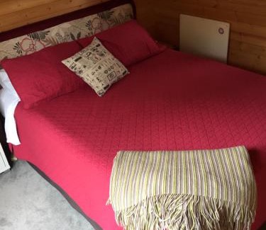 Aongatete Ski Chalet | Eco-Friendly Tui Ridge Cabins with Oceanfront Views