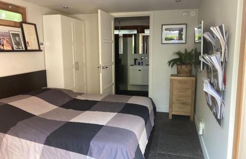 Voorburg House | Beautiful Tuinhuis aan het Water - Family Friendly Retreat