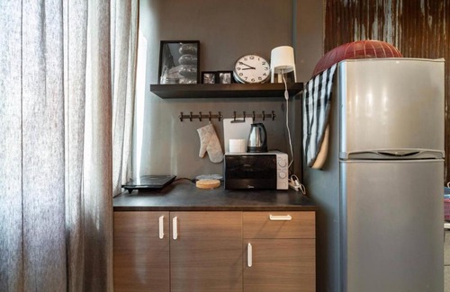 Bangkok Central Business District Apartment | Convenient Tuk Tuk House: Steps from MRT Sirikit