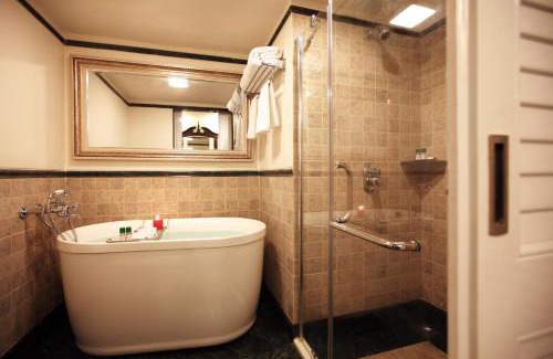 Ramdaspeth Hotel | Discover Tuli Imperial: Family-Friendly with Pool & Dining