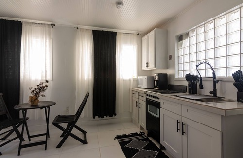 Tibbett's Turn Apartment | Serene Tulixx Onyx: Waterfront Designer Apartment Escape