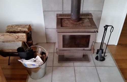 Tullah House | Discover Tullah TimeOut: Pet-Friendly Retreat with Kitchen