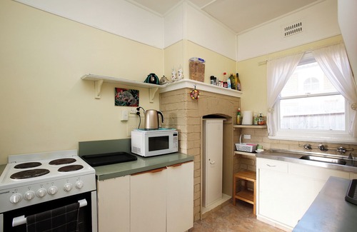 Wentworth Falls Cottage | Discover Tullys Hut: Walk to Waterfalls & Scenic Views
