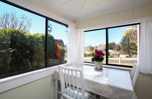 Wentworth Falls Cottage | Discover Tullys Hut: Walk to Waterfalls & Scenic Views