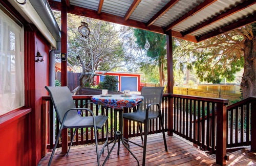 Wentworth Falls Cottage | Discover Tullys Hut: Walk to Waterfalls & Scenic Views