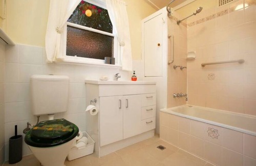 Wentworth Falls House | Discover Tullys Hut: Spa Retreat with Family-Friendly Dining