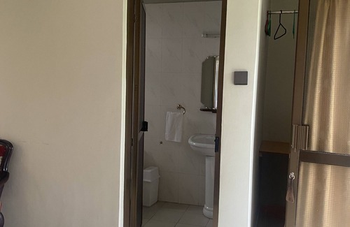 Arusha Cabin | Welcoming Tumaini Homestay with Breakfast & Child-Friendly Amenities