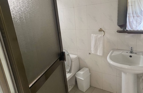 Arusha Cabin | Welcoming Tumaini Homestay with Breakfast & Child-Friendly Amenities