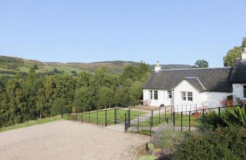 Strathtummel House | Experience Tummel Cottage: Pet-Friendly Retreat with 9.3 Rating