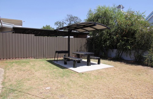 Tumut Apartment | Cozy Tumut Apartments: Family-Friendly with Breakfast Included