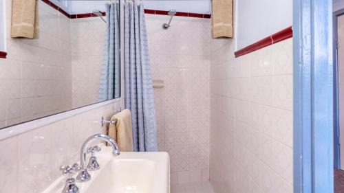 Tumut Hotel | Experience Comfort at Tumut Farrington Motel with Pool Access