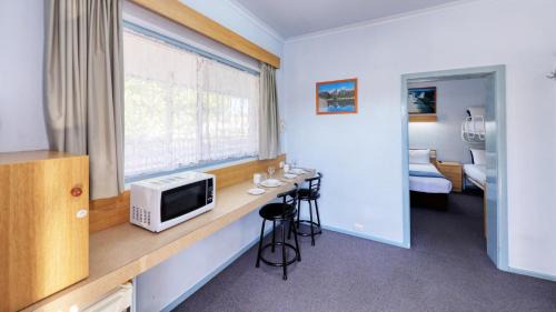 Tumut Hotel | Experience Comfort at Tumut Farrington Motel with Pool Access