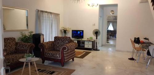 Rawang House | Welcoming Tun Perak Homestay - Family-Friendly Retreat