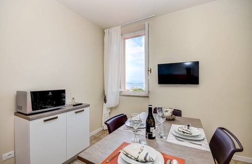 Desenzano del Garda Apartment | Unforgettable Stay at TUNIN HOUSE with Lake View & Spa