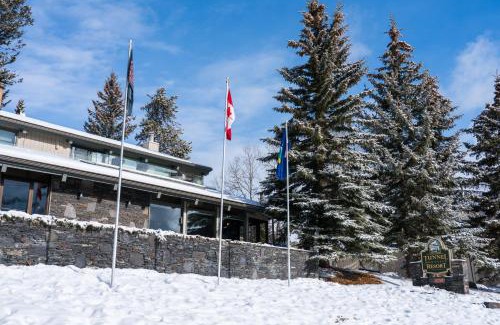 Banff Cabin | Pet-Friendly Escape at Tunnel Mountain Resort: Family Fun!