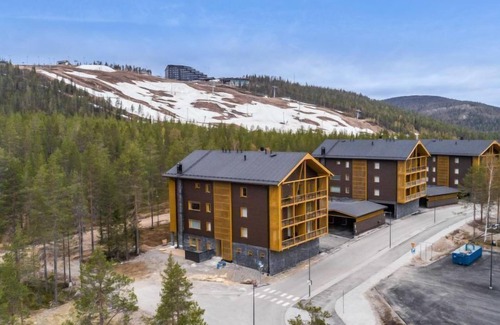 Sirkka House | Relaxing Getaway at Tunturinlaita d 4 with Spa & Lake View