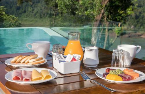 Puerto Iguazu Hotel | Relax at Tupa Lodge: 4-Star Oceanfront Getaway