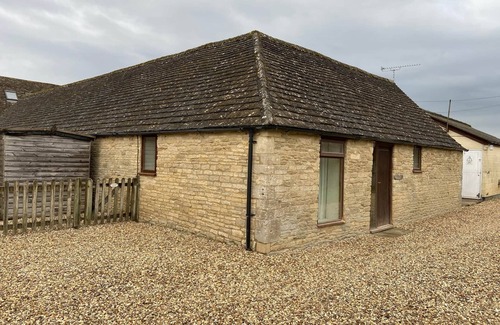Cirencester House | Pet-Friendly Tupenny Cottage with Pool & Spa in Cotswolds