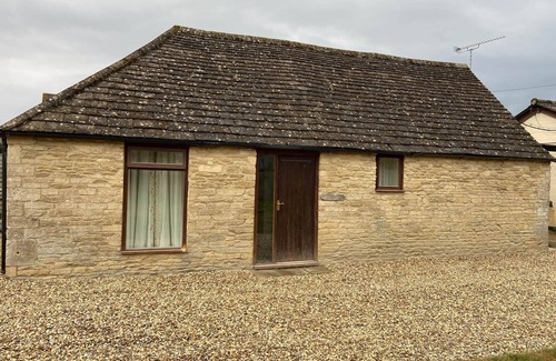 Cirencester House | Pet-Friendly Tupenny Cottage with Pool & Spa in Cotswolds