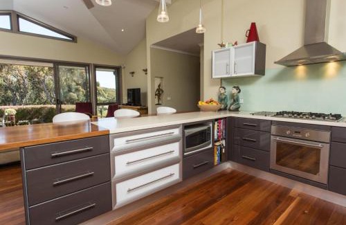 Tura Beach House | Relaxing Tura Beachhouse: Family-Friendly in Dolphin Cove