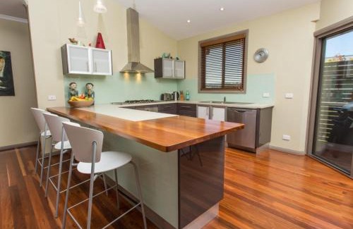 Tura Beach House | Relaxing Tura Beachhouse: Family-Friendly in Dolphin Cove