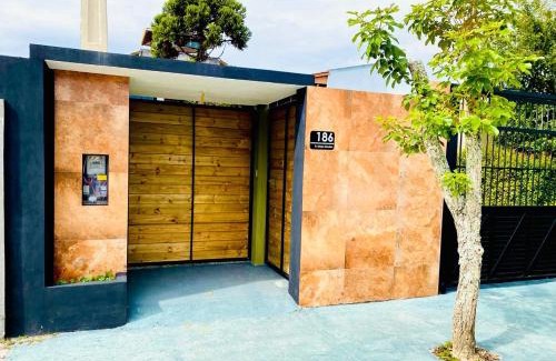 Carianos House | Tranquil Stay at TuRiStAnDo eM fLoRiPa - Private Room for 6