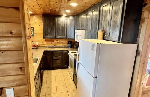 Bryant Cabin | Unforgettable Views at Turkey Hollow: Spa & Hot Tub Retreat