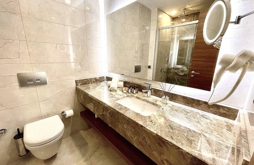 Yuregir Hotel | Riverside Retreat: Guest Rated 9.6 with Family-Friendly Amenities