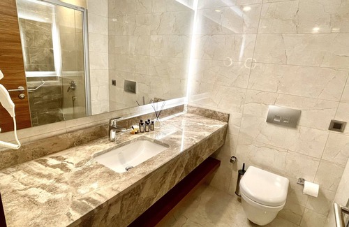 Yuregir Hotel | Riverside Retreat: Guest Rated 9.6 with Family-Friendly Amenities