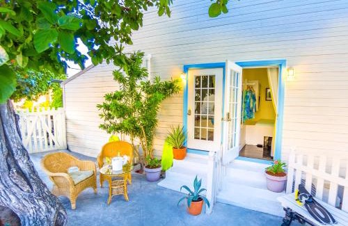 Cockburn Town Hotel | Premier Turks Head Inne: Oceanfront Retreat & Pet Friendly