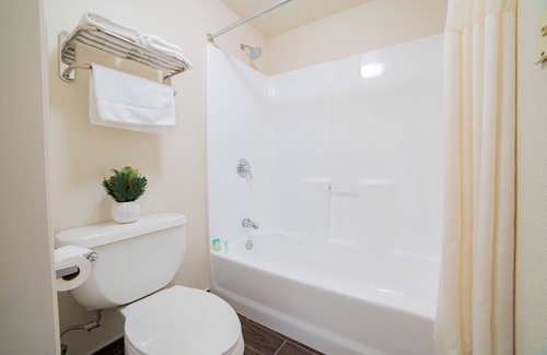 Turlock Hotel | Explore Turlock Inn: Family-Friendly Retreat with Spa & Breakfast