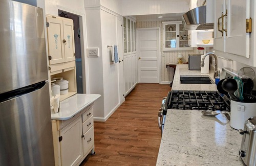 Bisbee House | Historic Beauty at The Painted Lady: A Pet-Friendly Retreat