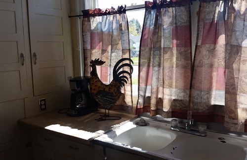 Baker City House | Timeless Elegance - Steps from Town with Spa & Breakfast
