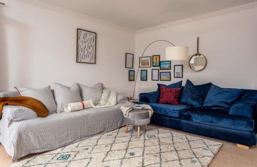 Turnberry Apartment | Elegant Turnberry Accommodation with Pool & Pet-Friendly Perks