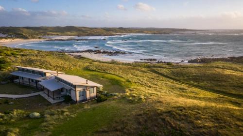Loorana Villa | Beachside Retreat at Turnstone Beach House - Rated 9.5/10