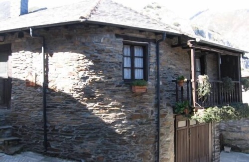 Montes de Valdueza Cottage | Turpesa House: Perfect Stay for 3 with Great Amenities