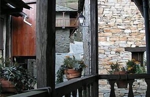 Montes de Valdueza Cottage | Turpesa House: Perfect Stay for 3 with Great Amenities
