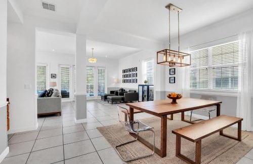 Bay Lake House | Experience Turquoise Delight: Family-Friendly Getaway